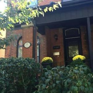 Grey Gardens Hamilton Instant Hotel & Guest House